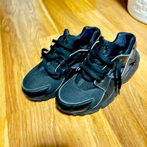 Nike black huaraches